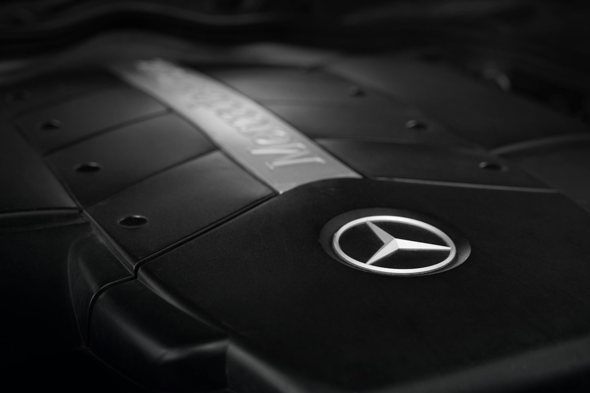 Крышка двигателя Mercedes-Benz