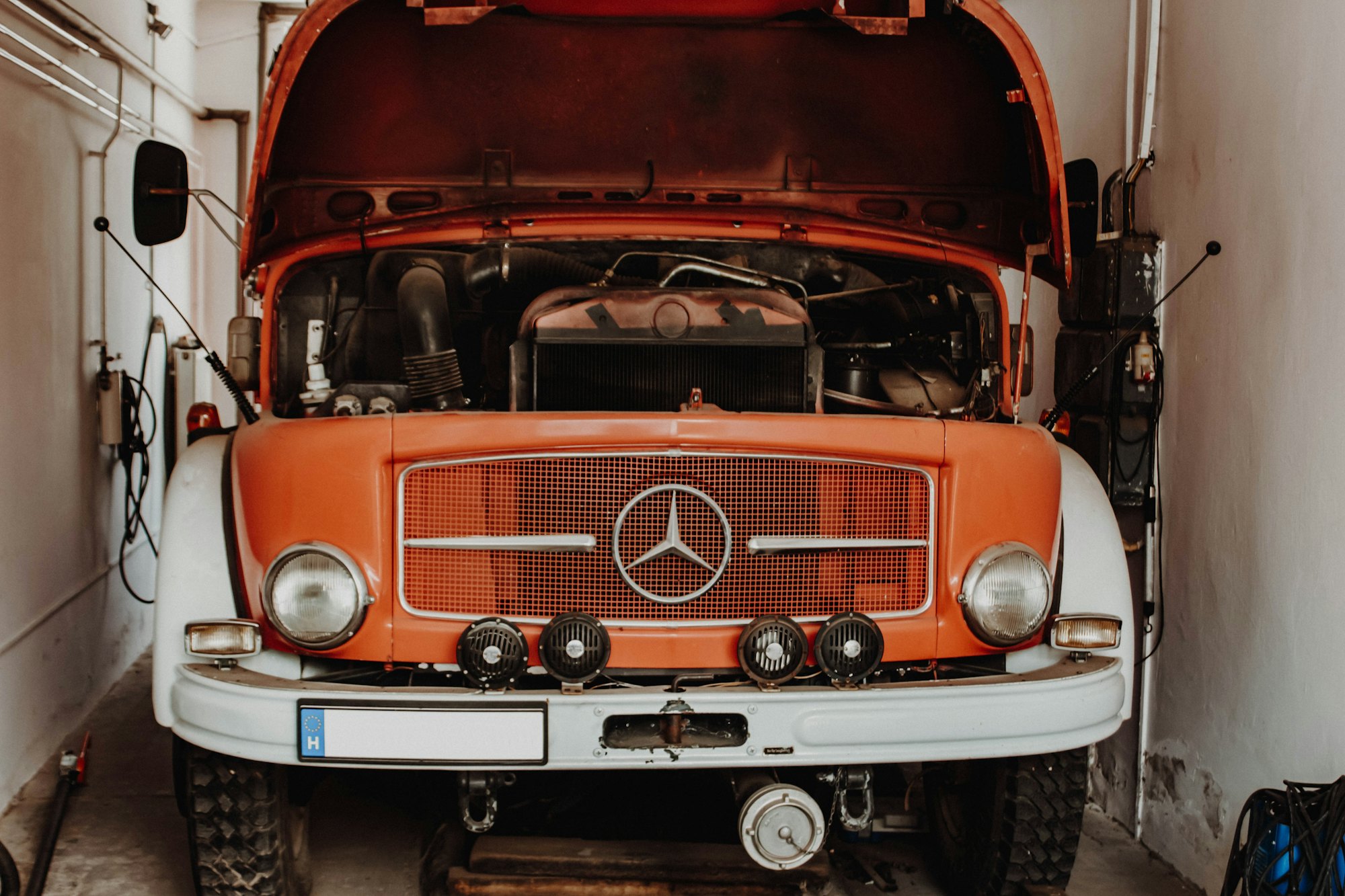 Грузовик Mercedes-Benz в ремонтном боксе