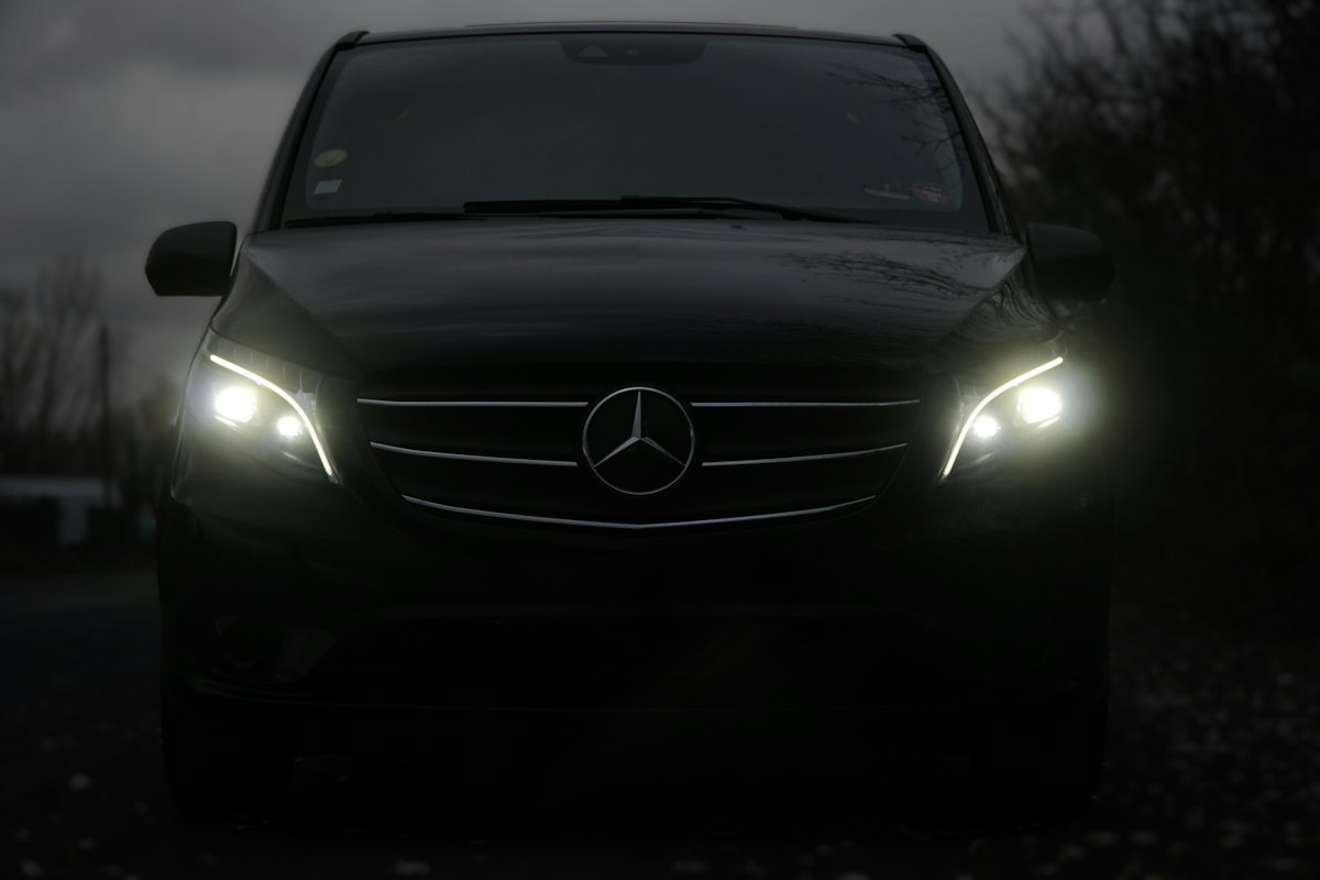 Mercedes-Benz с включёнными фарами